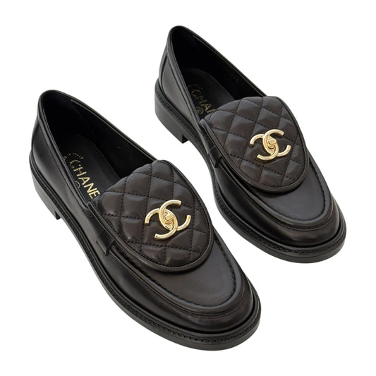 CHANEL CC BLACK LAMBSKIN QUILTED TURNLOCK LOAFERS - 39