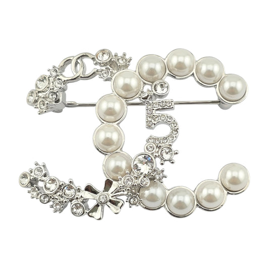 CHANEL SILVER FAUX PEARL CRYSTAL NO 5 CC BROOCH B23