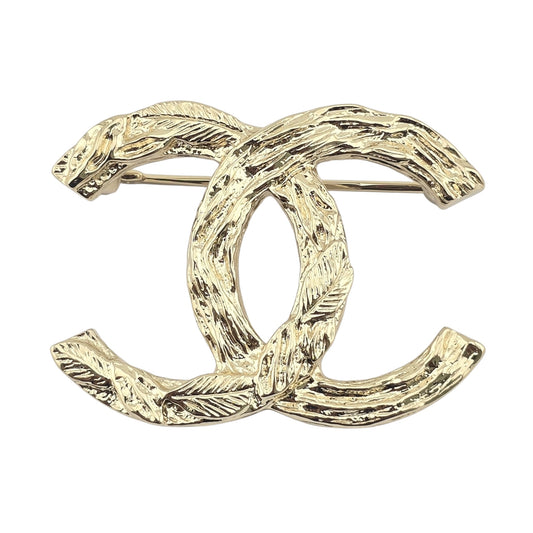 CHANEL GOLD METAL CC BROOCH B25
