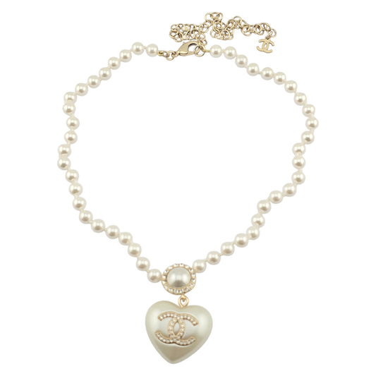 CHANEL FAUX PEARL HEART PENDANT NECKLACE A21