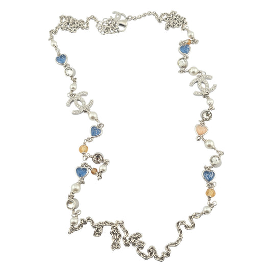 CHANEL LONG RESIN SILVER CC HEART NECKLACE B25