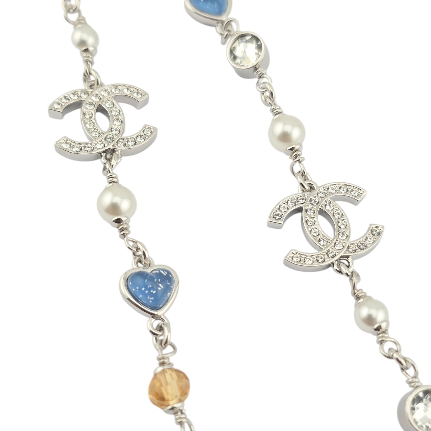 CHANEL LONG RESIN SILVER CC HEART NECKLACE B25