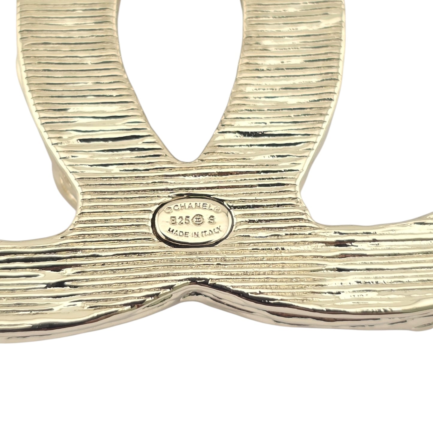 CHANEL GOLD METAL CC BROOCH B25